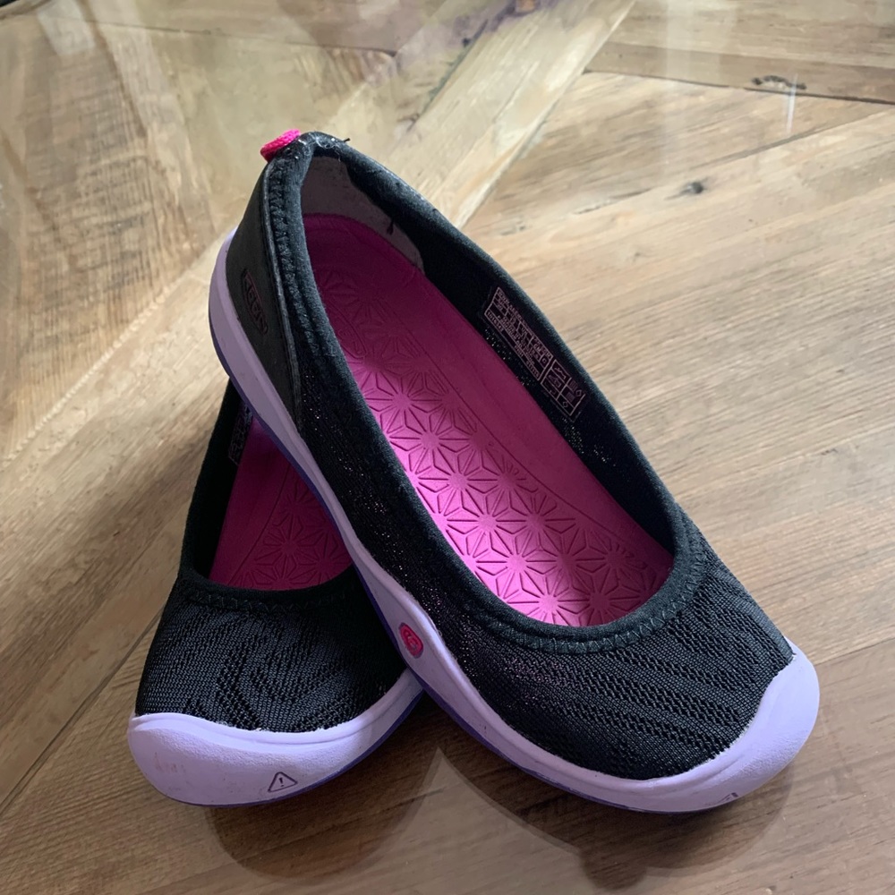 Keen girls black slip ons. Black, youth 12